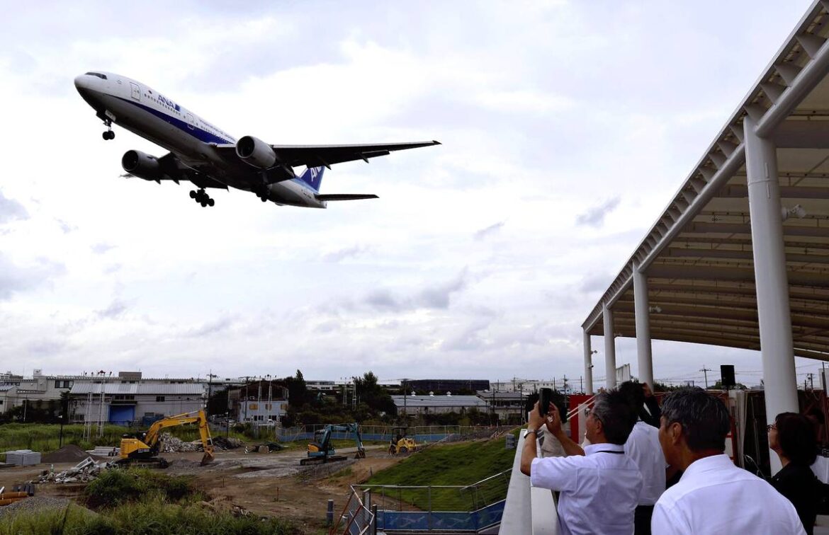 Osaka: Observation Deck for Plane Watchers Opens, Near Itami Airport