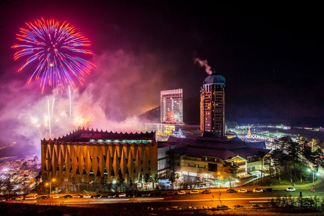 High1 Resort in Jeongseon County, Gangwon Special Self-Governing Province, South Korea. The resort features a wide range of facilities, including ski slopes, a water park, a casino, a petting zoo, wildflower fields, and an alpine botanical garden. (Image courtesy of Kangwon Land)