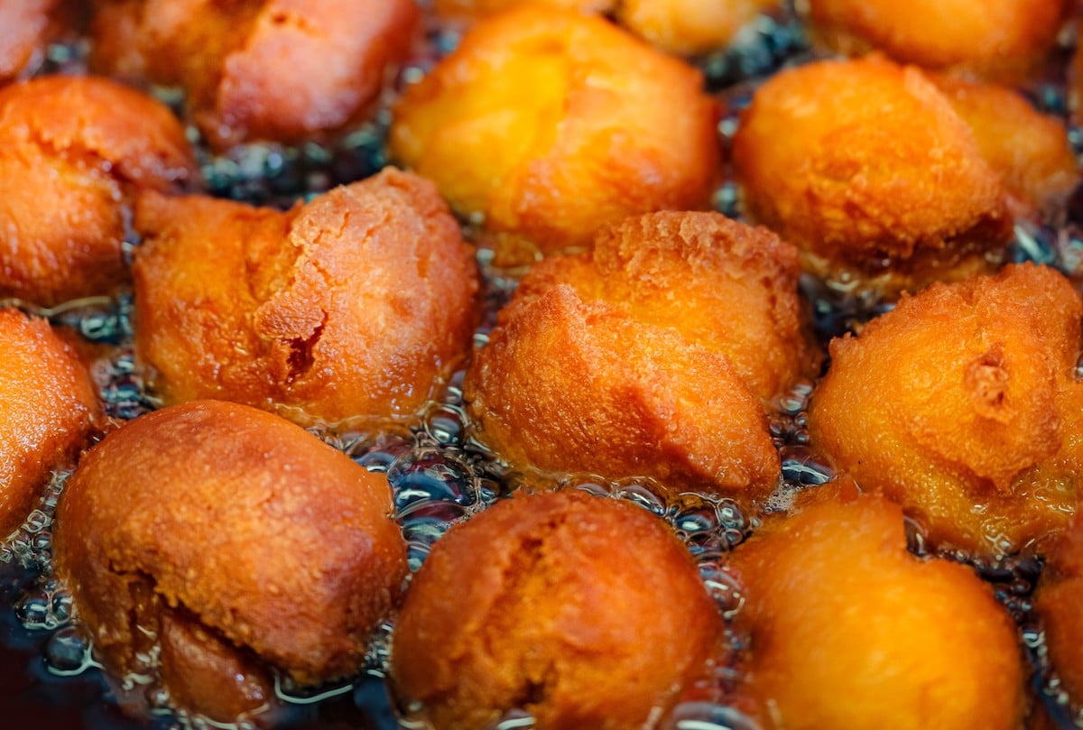 andagi donuts frying