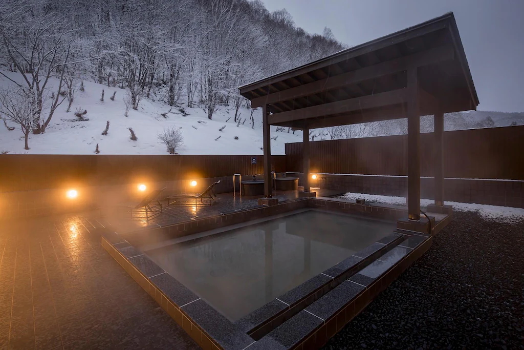 Ashibetsu Onsen Starlight Hotel’s outdoor onsen. Image: agoda.com