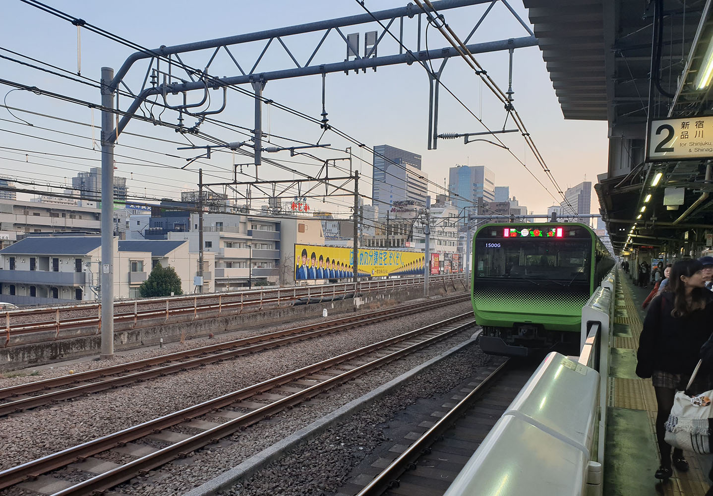 A Yamanote train, a popular loop line, approaches a station in Tokyo. (Photo: @JRPass X account)