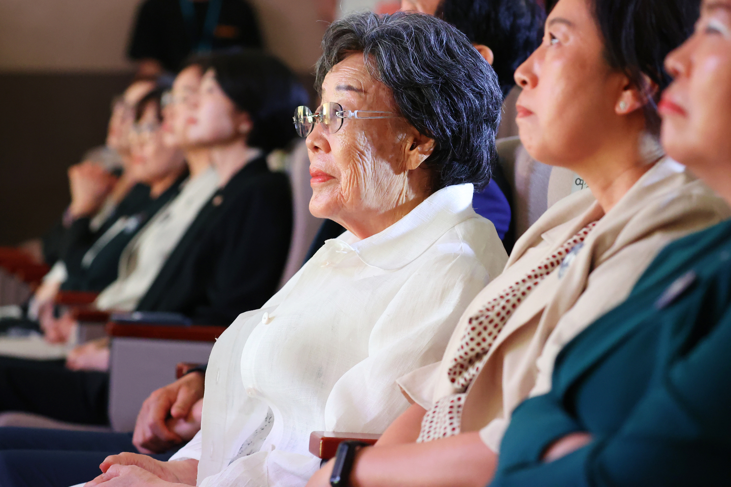 Lee Yong-soo, center, a 97-year-old survivor of wartime sexual enslavement by the Japanese military, attends a ceremony at the Ahn Jung-geun Memorial Hall in Jung District, central Seoul, to mark International Memorial Day for Comfort Women on Aug. 14. [YONHAP]