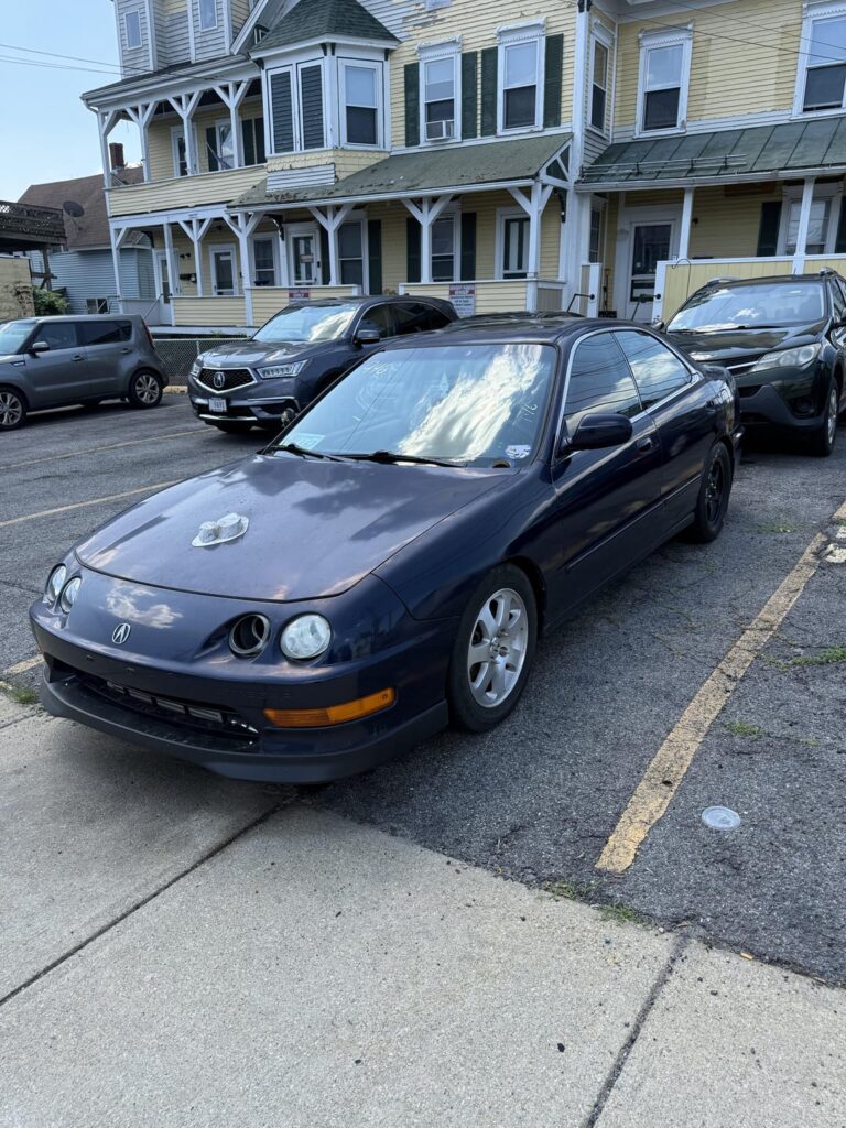 Found this Acura Integra, I saw that it was missing a headlight and I took a look, I wonder how much hp is it making
