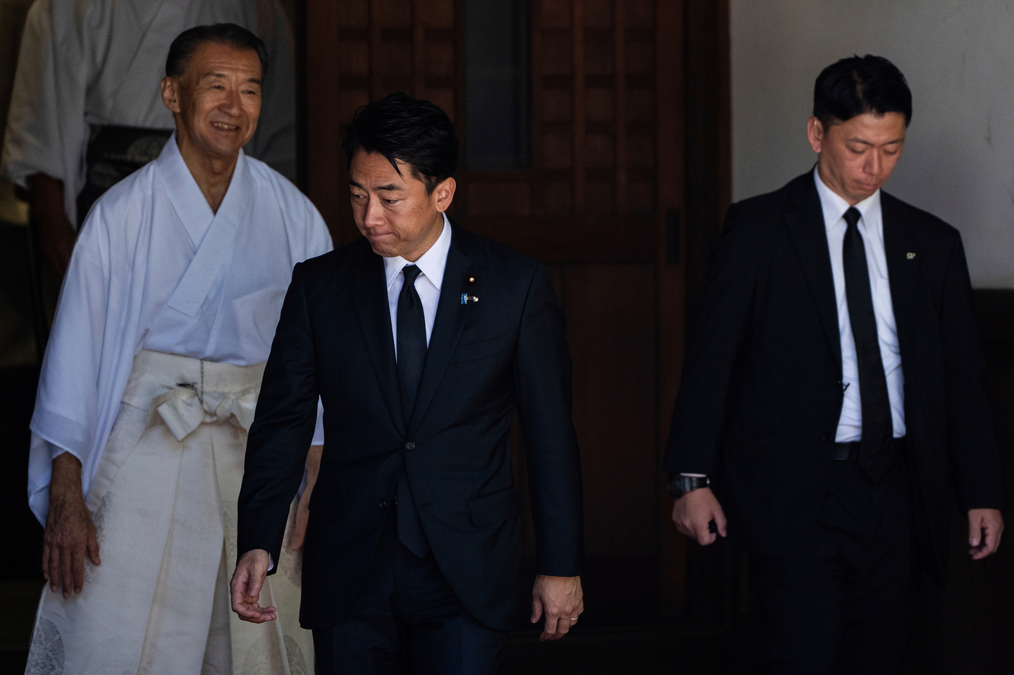 Japan's Agriculture Minister Shinjiro Koizumi, center, leaves the Yasukuni Shrine in Tokyo after a visit on the 80th anniversary of Japan's surrender in World War II on Aug. 15. [AP/YONHAP]