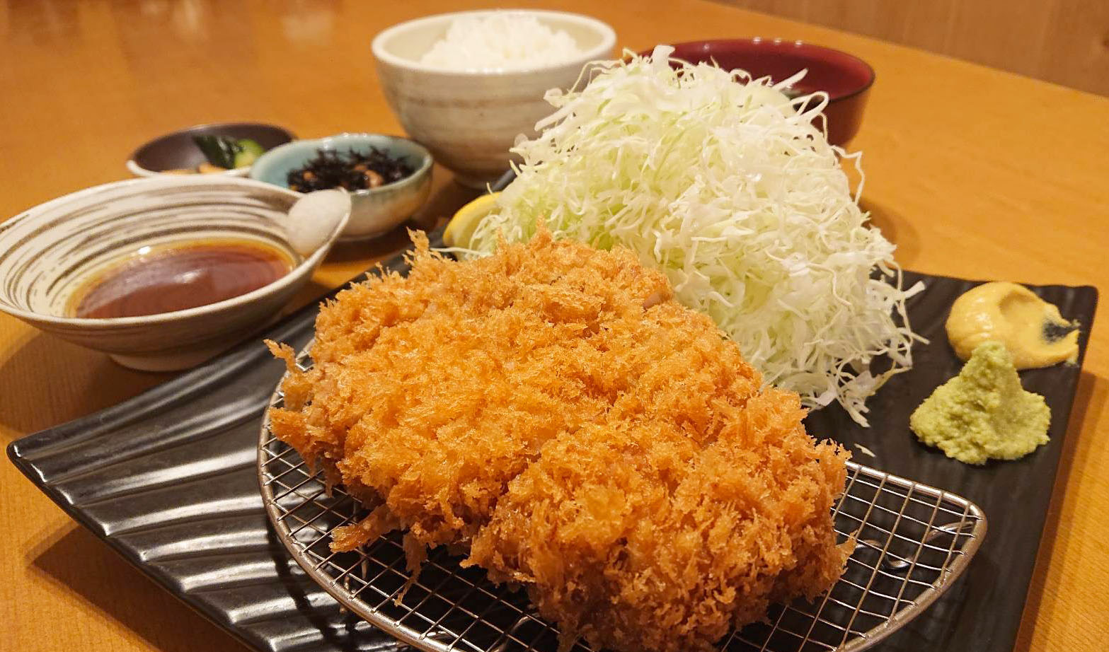 This dish traces its origins to the French côtelette, which arrived in Japan during the Meiji period. (©Tonkatsu Hasegawa)