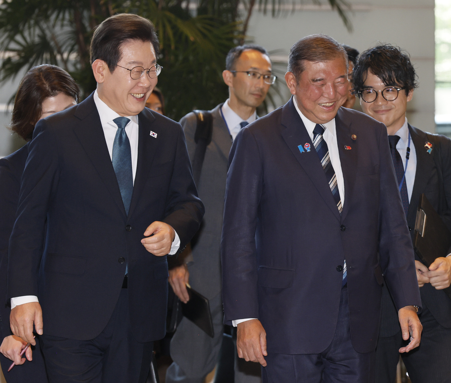 President Lee Jae Myung, left, and Japanese Prime Minister Ishiba Shigeru chat as they head into the prime minister's official residence for their bilateral summit in Tokyo on Aug. 23. [JOINT PRESS CORPS]