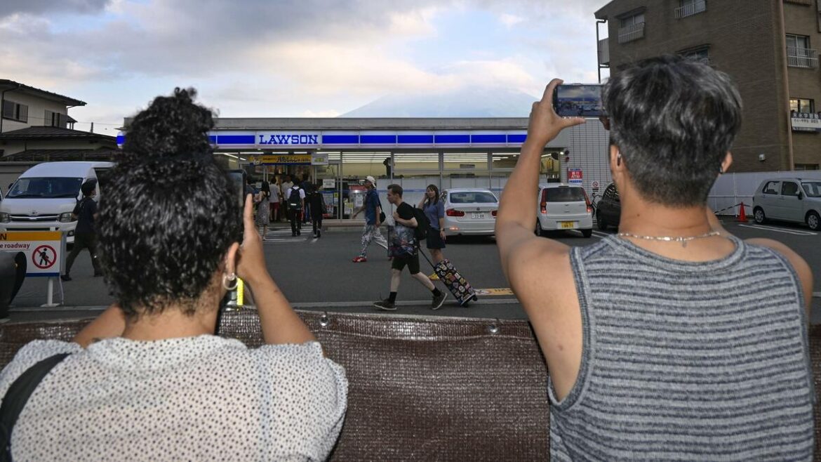 Viral Mt. Fuji spot gets new barriers that leave view intact Viral Mt. Fuji spot gets new barriers that leave view intact
