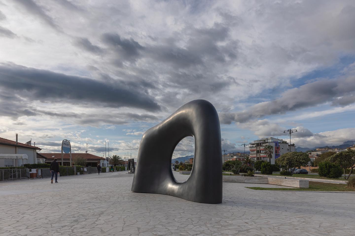 Kan Yasuda, Myomu (bronze; Viareggio, Terrace of the Republic)