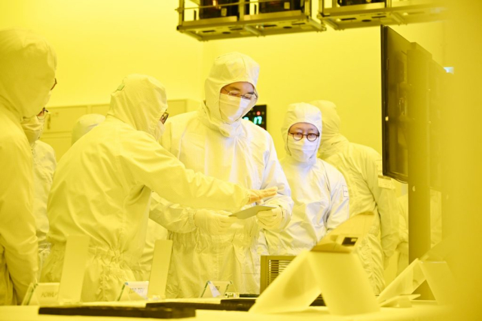 Samsung Electronics Chairman Lee Jae-yong (third from left) inspects the semiconductor packaging line at the Samsung Cheonan Factory in Cheonan, Korea (Courtesy of Samsung) 