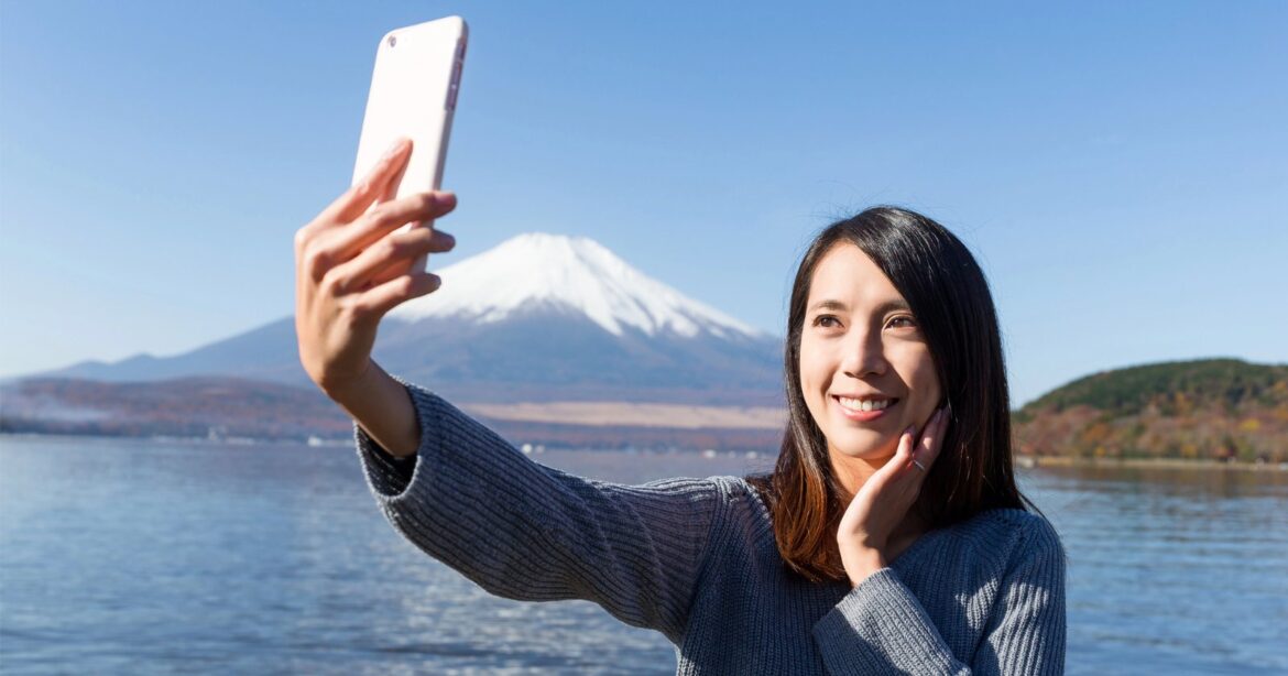 Photo-Seeking Tourists Cause Traffic Accidents to Double Around Mount Fuji mount fuji tourist photo