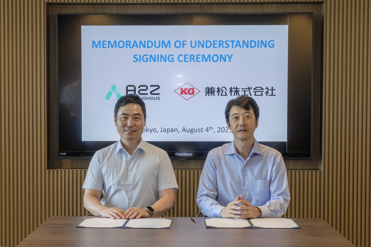 Han Ji-hyeong (left), CEO of Autonomous A2Z, and Koichiro Okamoto, general manager of Kanematsu Corp., pose after signing an autonomous driving partnership between the two companies in Tokyo on Monday. (Autonomous A2Z)