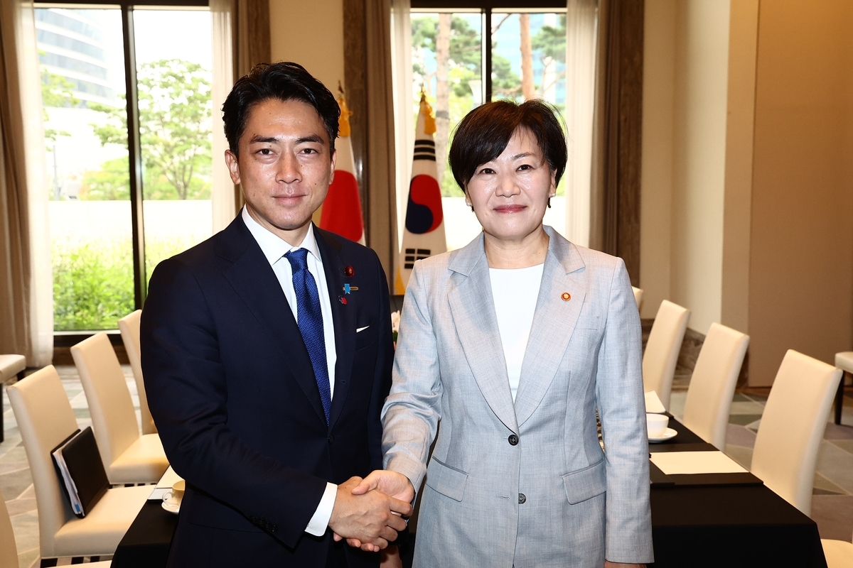South Korean Agriculture Minister Song Mi-ryung (right) shakes hands with her Japanese counterpart, Shinjiro Koizumi, during their bilateral meeting in Incheon, about 30 kilometers west of Seoul, on Monday. (Agriculture Minister Song Mi-ryung's office)