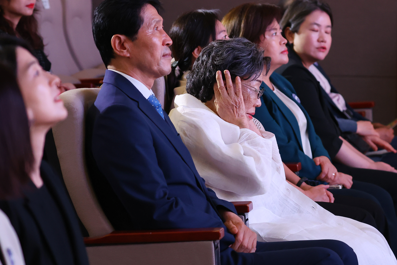Lee Yong-soo (in wheelchair), a 97-year-old victim of Japan's wartime sexual slavery, attends a ceremony in Seoul on Thursday, to mark International Memorial Day for Comfort Women. In 2018, South Korea established the memorial day to remember the victims of sex crimes committed by Japan during World War II. The event came one day ahead of the 80th anniversary of Korea's liberation from Japan's colonial rule. (Yonhap)