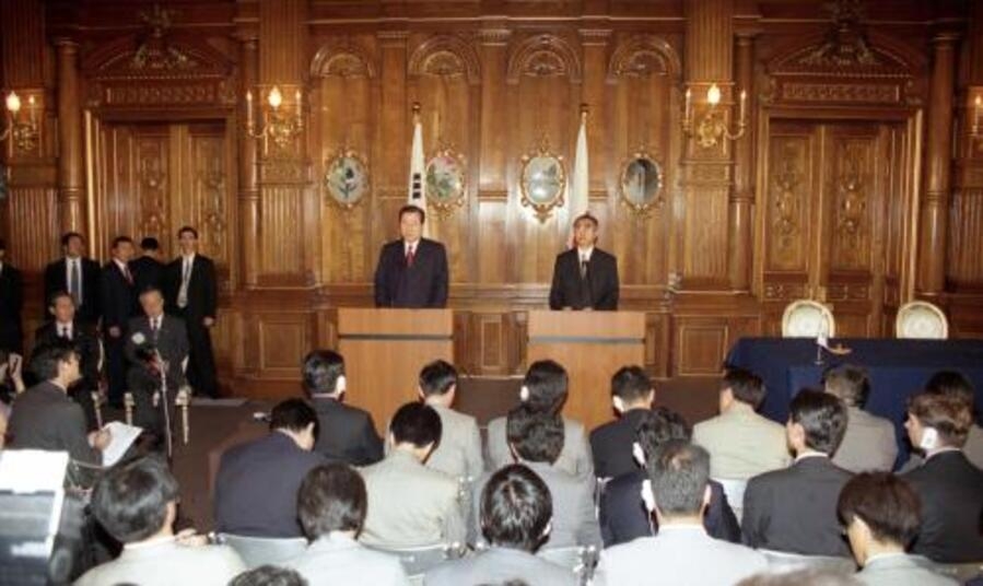 South Korean President Kim Dae-jung (left) and Japanese Prime Minister Keizo Obuchi hold a joint press conference in Tokyo on Oct. 8, 1998, after signing the Korea-Japan Joint Declaration: A New Partnership towards the Twenty-first Century, marking a comprehensive agreement on bilateral relations. (National Archives of Korea)