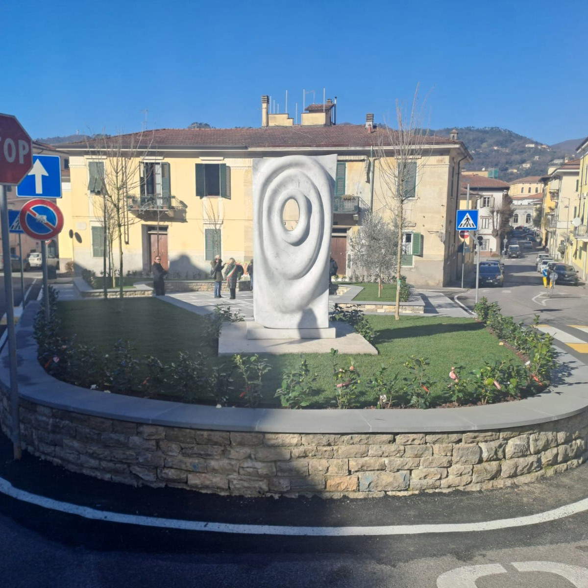 Yoshin Ogata, Song of Water (2025; marble; Carrara, Via San Francesco)