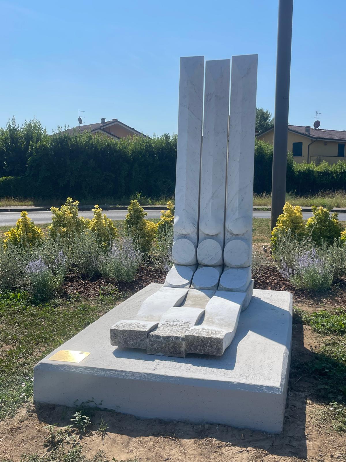 Yoshin Ogata, Scia d'acqua (1990; marble; Lucca, Viale Martiri delle Foibe)