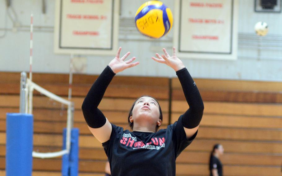 Christina Kehe sets the ball.