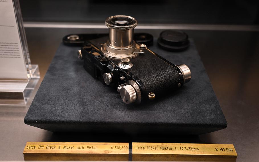A Leica DIII film camera is displayed.