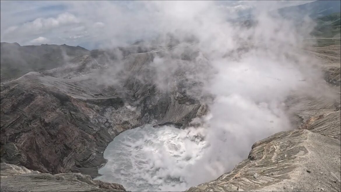 2025 Japan Kumamoto-jō and the Mount Aso vulcano by helicopter