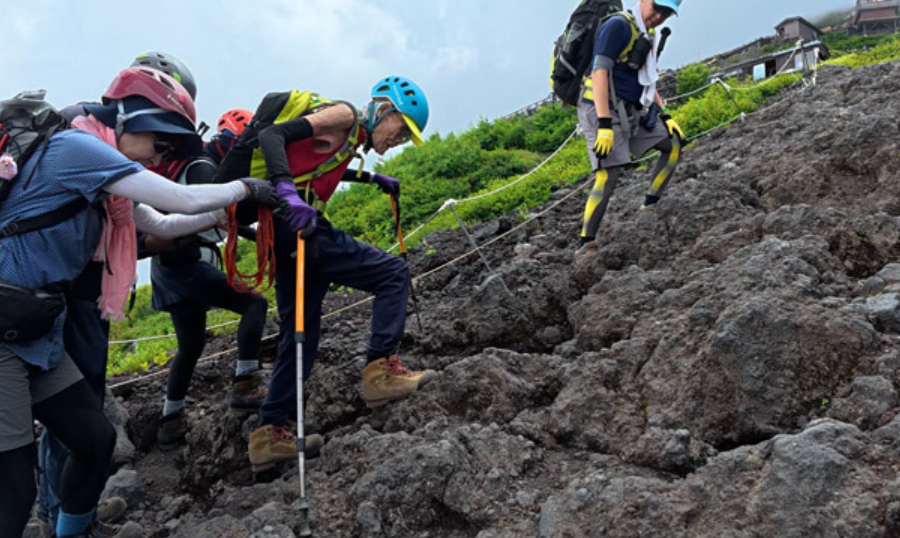 Kokichi Akuzawa climbs Mount Fuji at 102