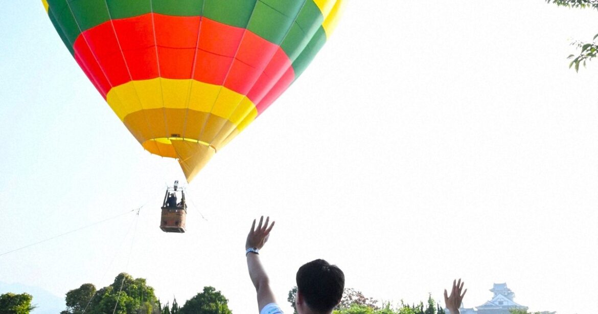 Easy Japanese news in translation: Locals enjoy hot air balloon ride in Kyoto Prefecture