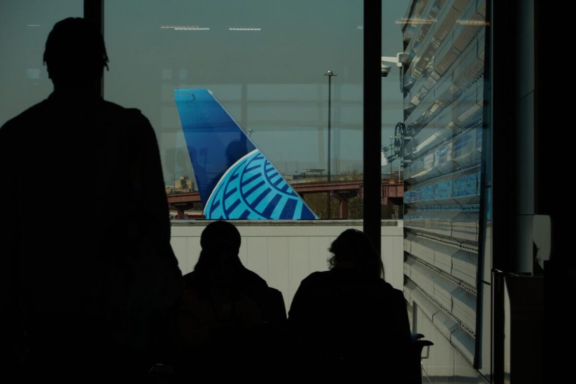 United Airlines 737 Evacuates in Osaka, Two Injured