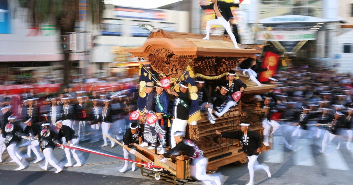 34 floats race through Osaka Pref. city, perform dynamic spins in traditional festival 34 floats race through Osaka Pref. city, perform dynamic spins in traditional festival