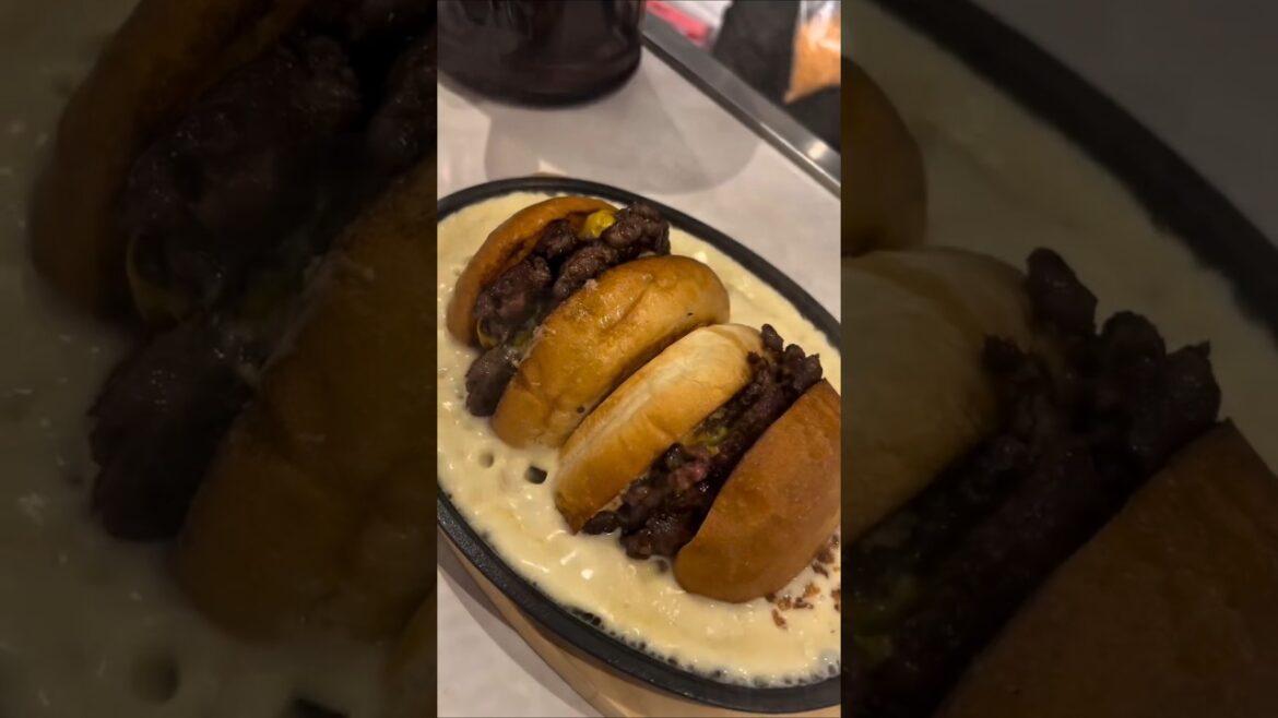 Burger 🍔 #travel #shorts #japan #japantravel #japanesefood #japanesestreetfood #discoverjapan