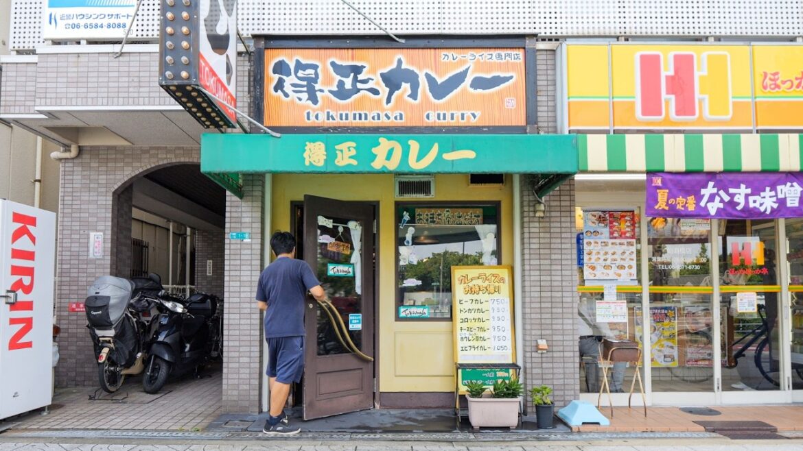 怒涛のカツカレーラッシュ！大阪で働く男たちが３０年間愛し続けるカウンター１３席の老舗カレーライス店に密着丨Best Curry Shop in Osaka