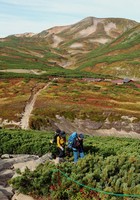 Climbers are seen near the summit of Mount Kurodake, blanketed with fall foliage, in Kamikawa, Hokkaido, on Sept. 13, 2025. (Mainichi/Daiki Takikawa)