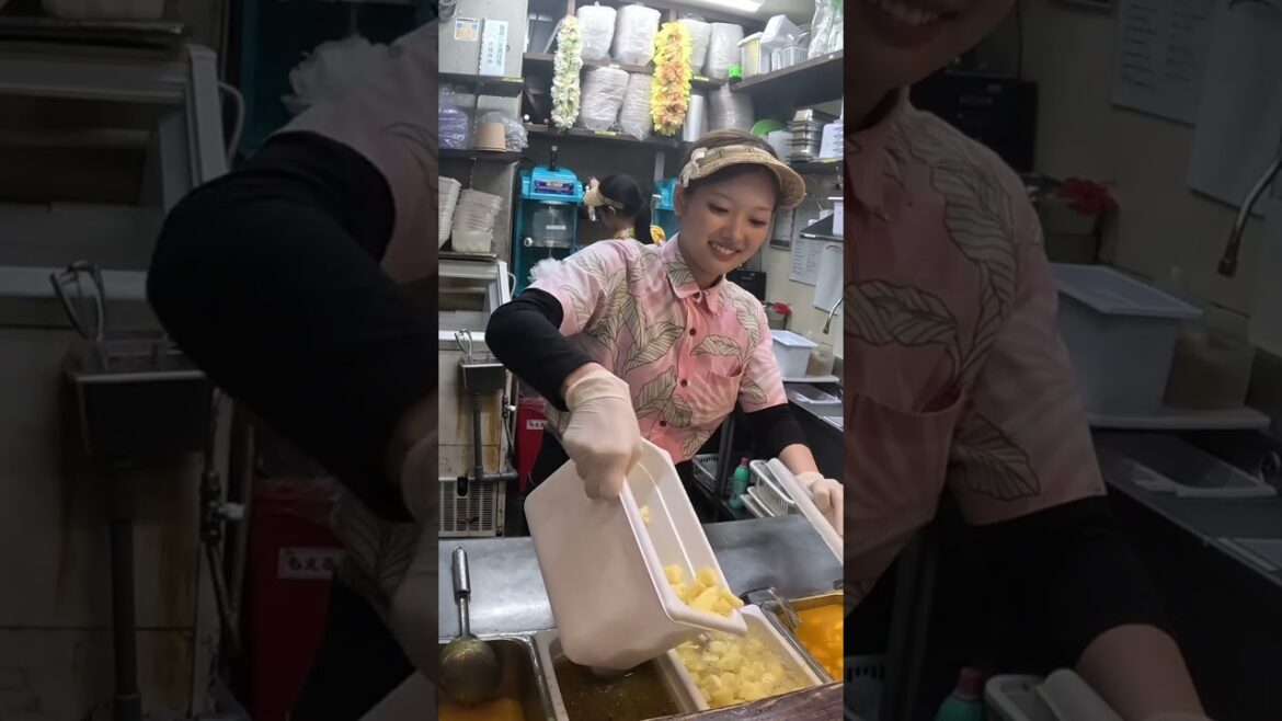 Trying Shaved Ice in Okinawa 🍧 | Tropical Japan Street Food Experience 🇯🇵