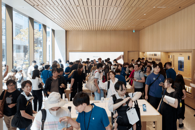 At Apple Ginza, customers can discover and shop Apple’s full lineup of products, including the latest generation of iPhone, Apple Watch, and AirPods Pro.