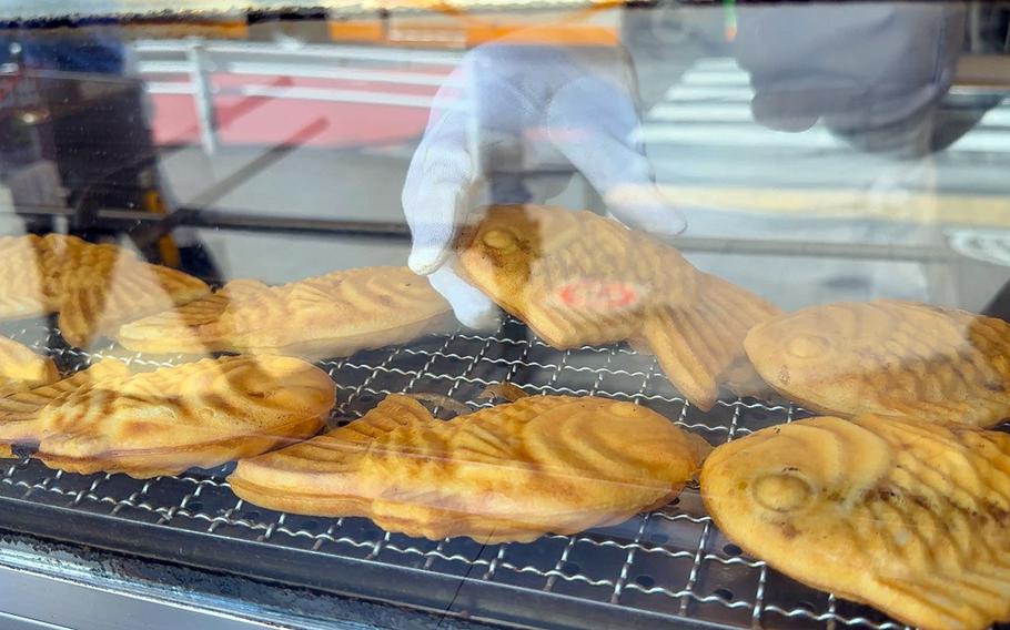 Mango-filled taiyaki snacks are visible through a window.