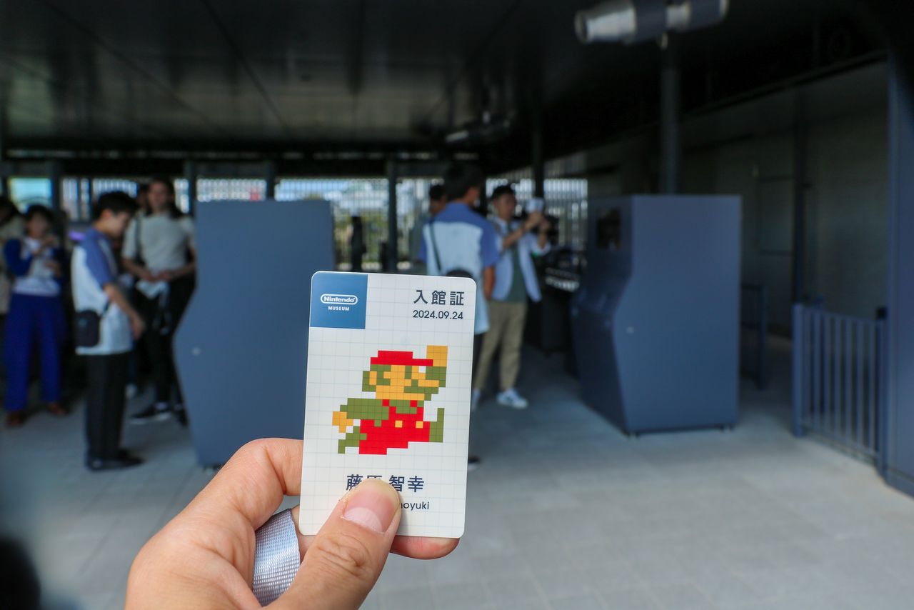 An entrance pass, loaded with digital coins. (© Nippon.com)