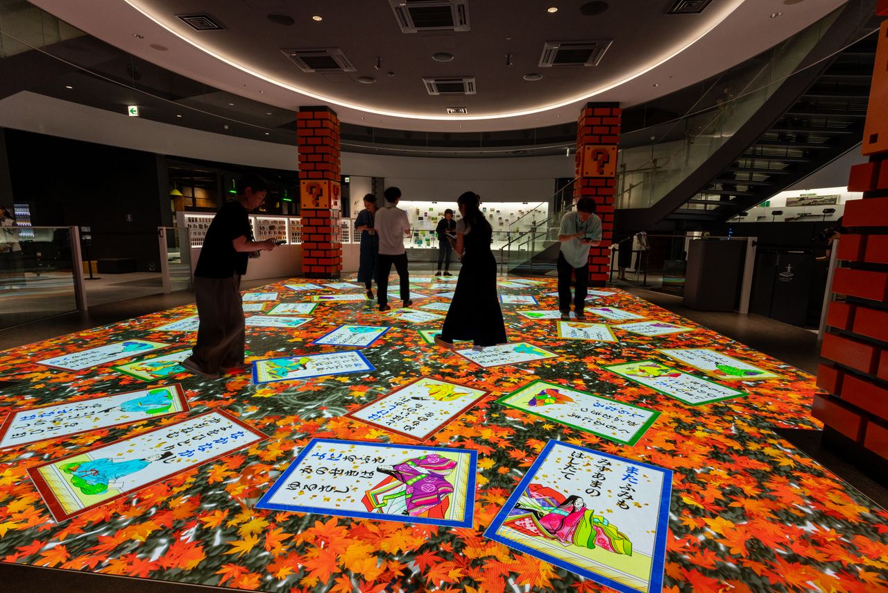 Up to 25 people can play the Hyakunin isshu matching game. (© Nippon.com)