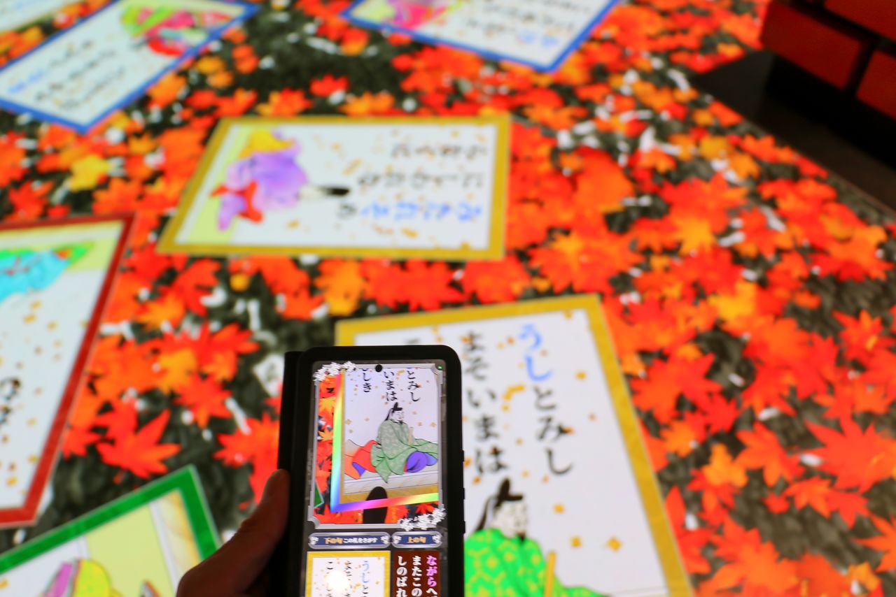 Players use special smart devices provided by the museum. (© Nippon.com)