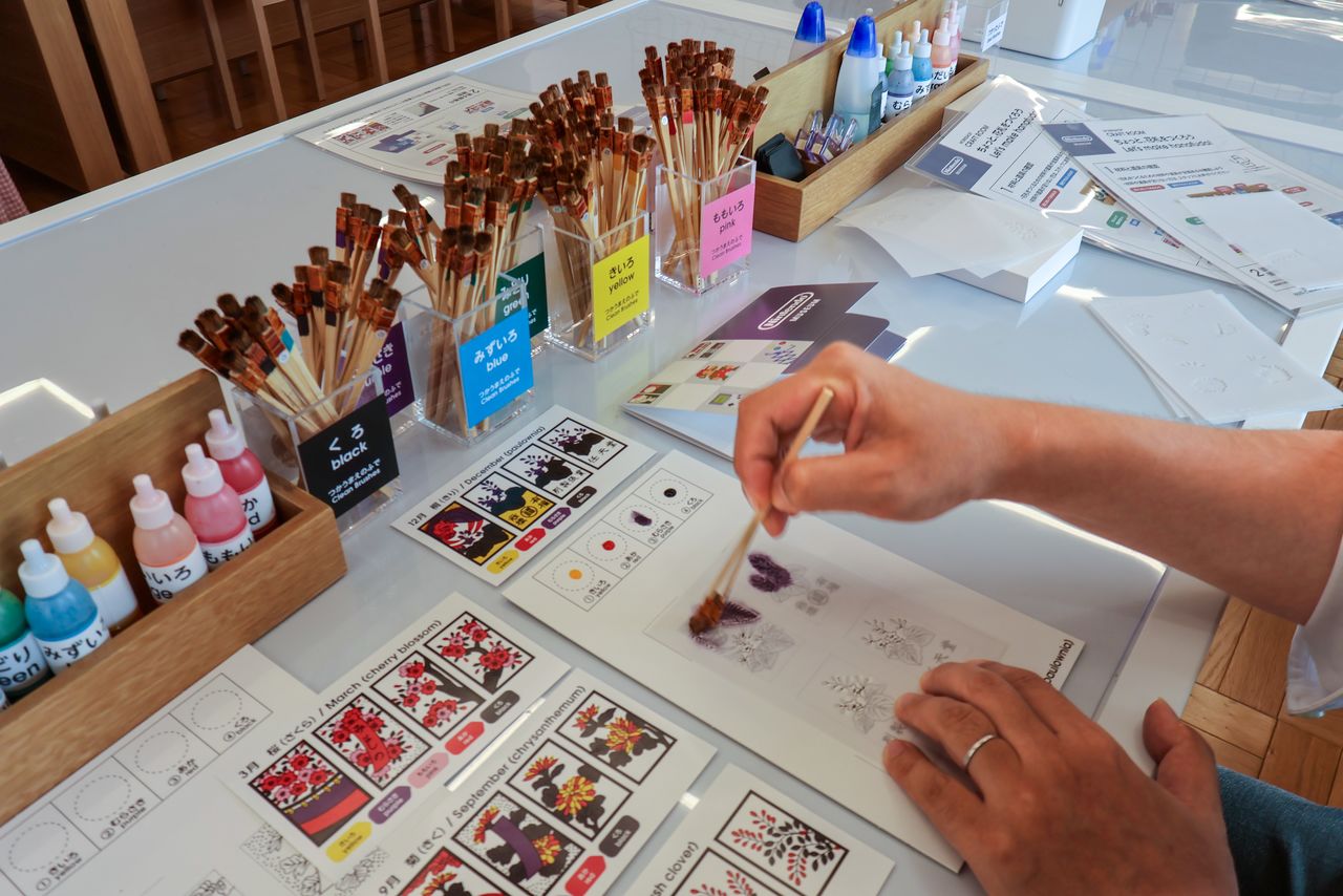 Making brightly colored hanafuda cards. (© Nippon.com)