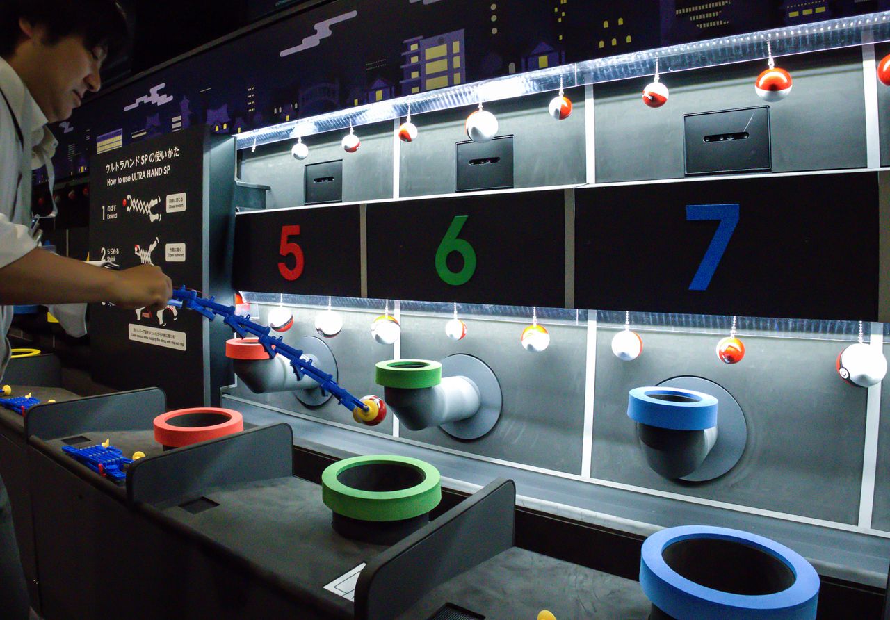 Catching balls with the Ultrahand. (© Nippon.com)