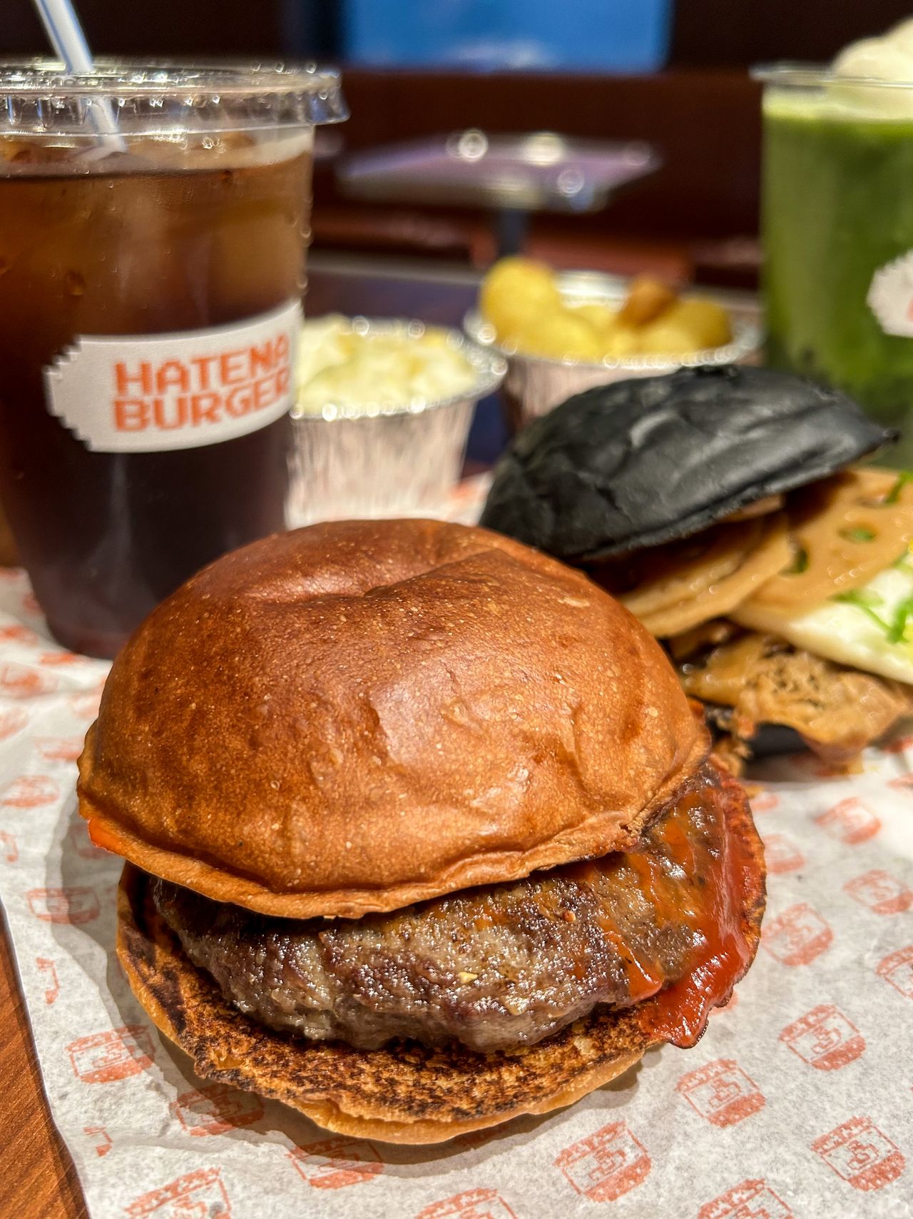Hatena Burger offers a range of options. (© Nippon.com)