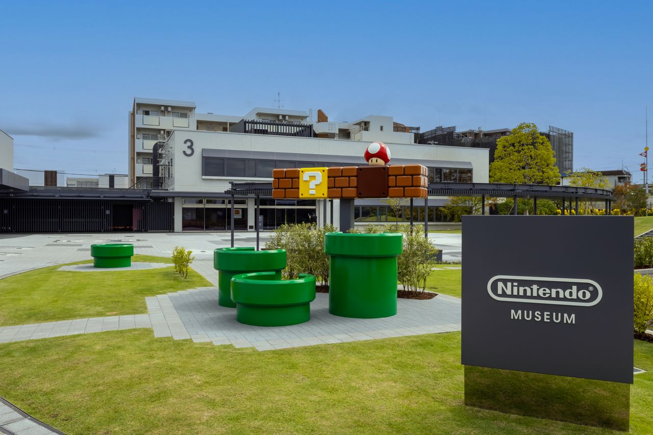 The Nintendo Museum welcomes visitors with a familiar scene. (© Nippon.com)