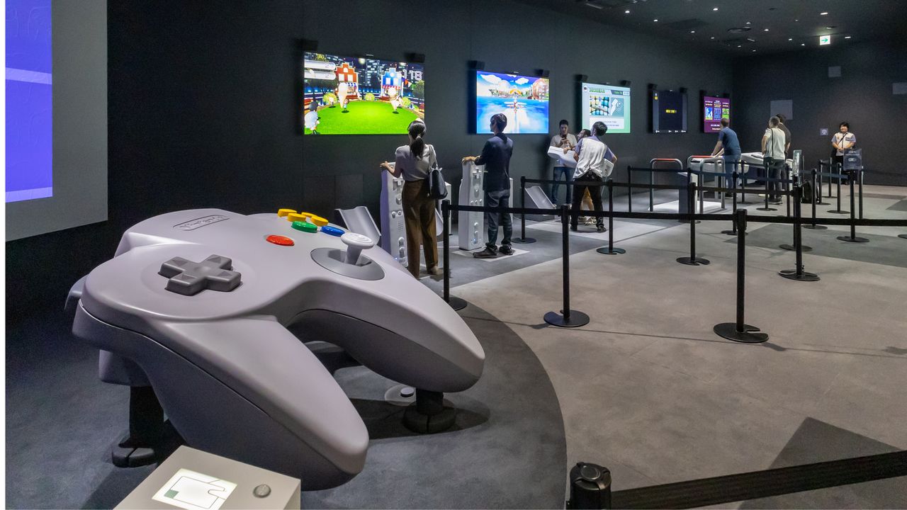 Bring a friend to play games with a giant controller. (© Nippon.com)