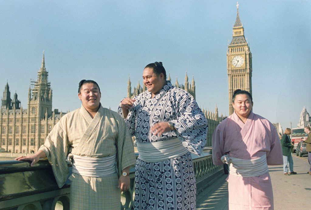 From left: Wakahanada, Akebono, and Mainoumi, rikishi who later became some of the most accomplished wrestlers in sumō, enjoy sightseeing in London after the October 1991 exhibition. (© Kyōdō)