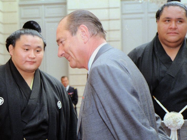 The two yokozuna Takanohana II (left) and Akebono meet then-French president Jacques Chirac during a visit to the Élysée Palace in October 1995. (© Kyōdō)