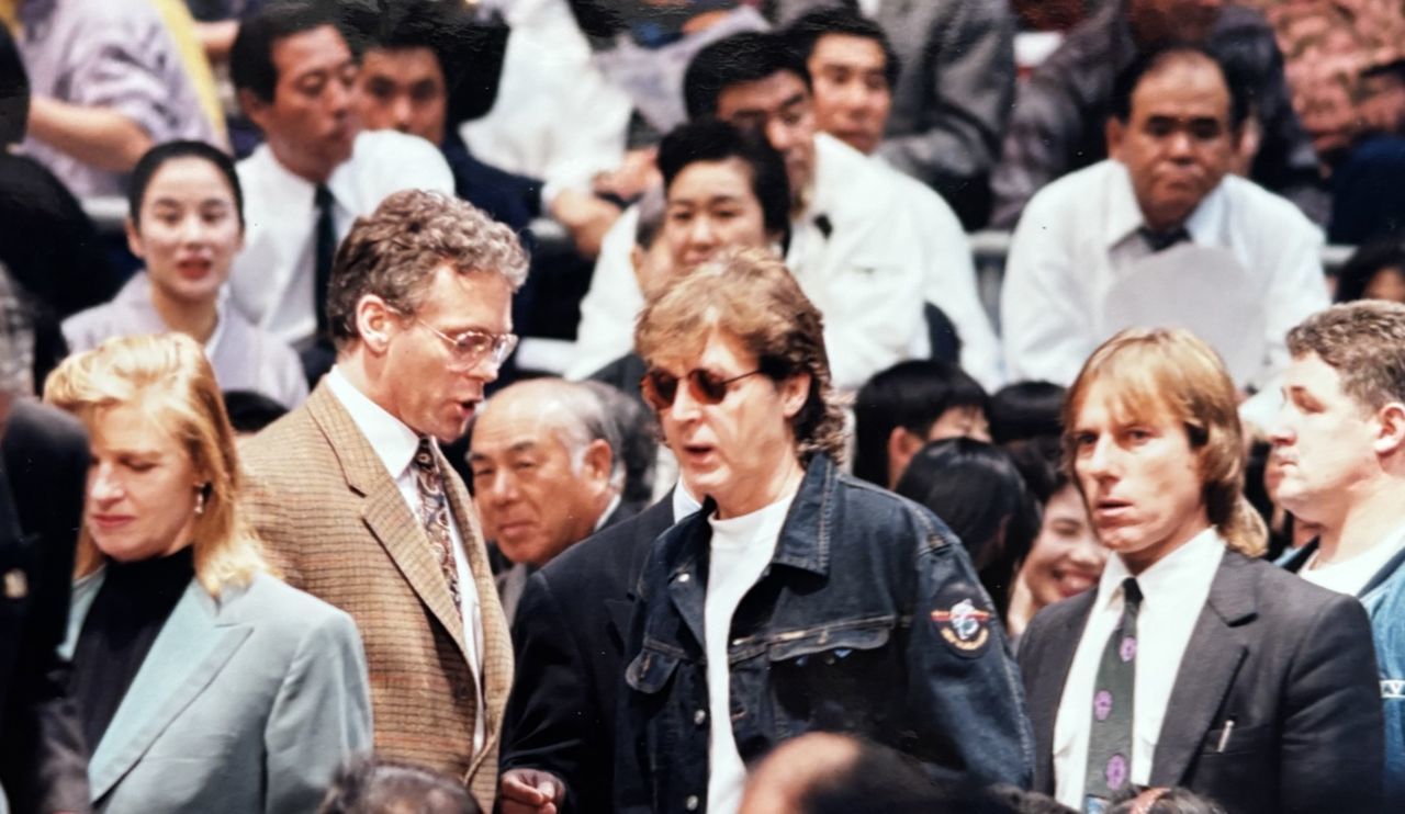  Paul McCartney (center) visits the Fukuoka Kokusai Center to view sumō at the November 2013 tournament. (© Nagayama Satoshi)