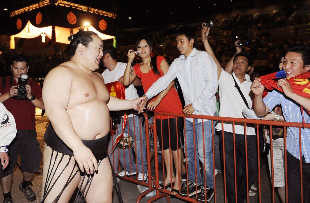 Yokozuna Asashōryū greets fans on the last day of the tourney held at the Memorial Sports Arena in Los Angeles in June 2008. (© Kyōdō)