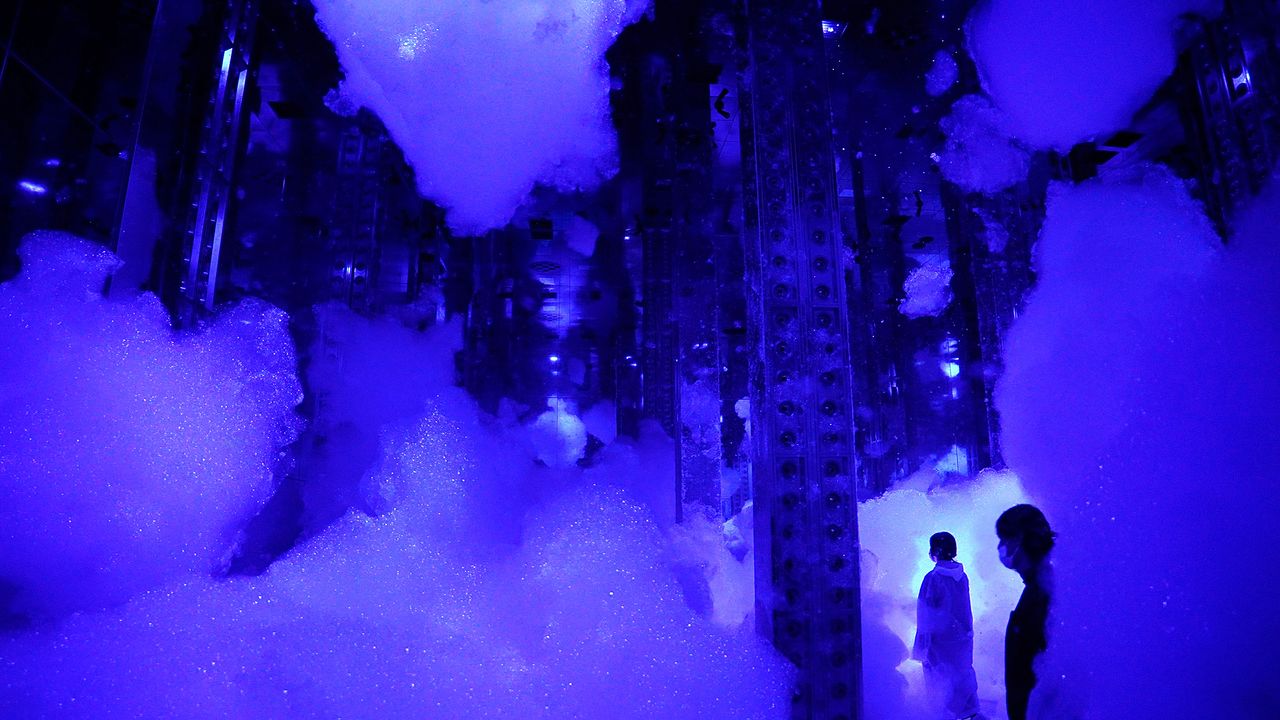 “Massless Amorphous Sculpture” features a floating bubble-like form suspended in a vast space. (© Nippon.com)