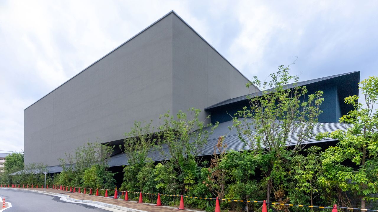 The five-story TeamLab Biovortex Kyoto. (© Nippon.com)