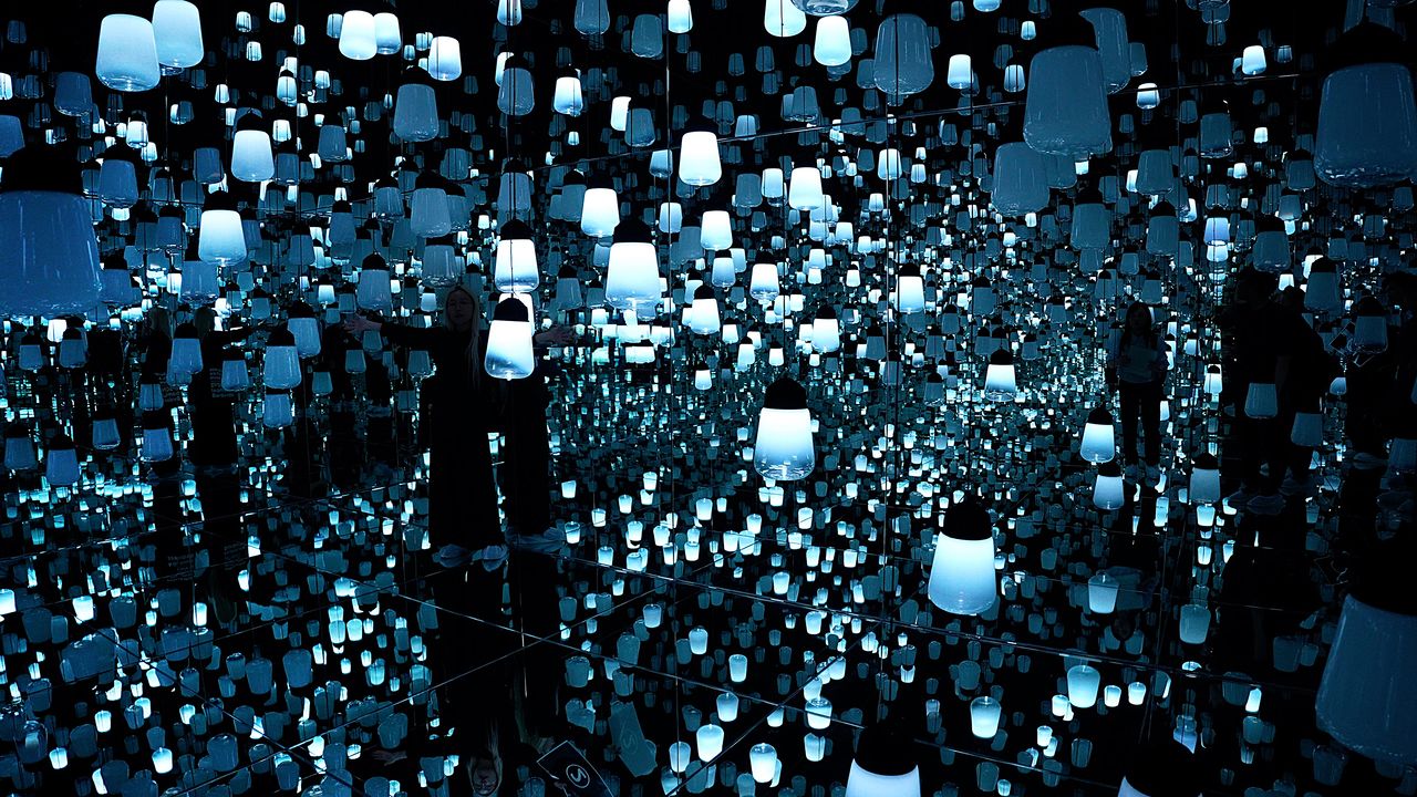  “Forest of Resonating Lamps,” themed on the seasons and fire, shifts in color in response to human movement. (©Nippon.com)