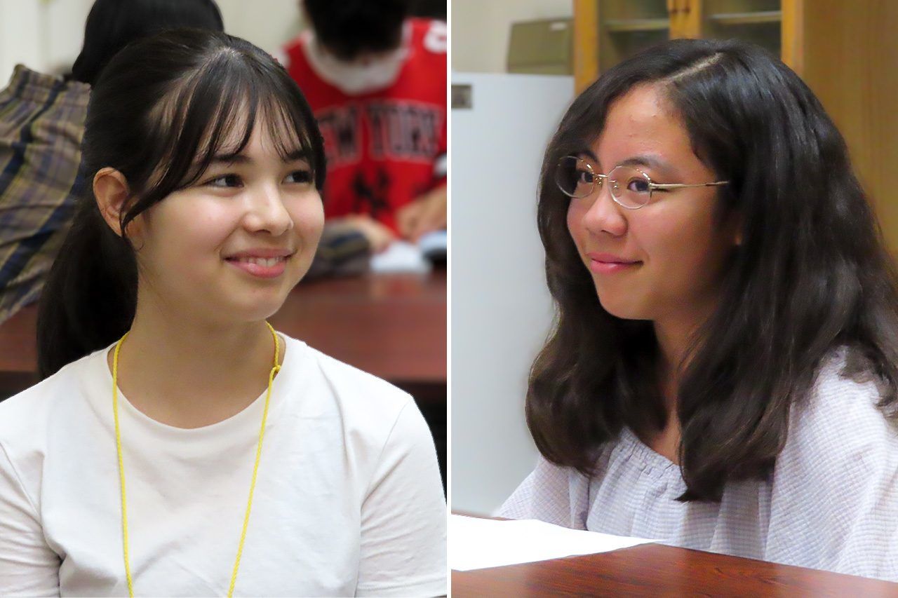 Aimi Fukuhara (left) and Ayumi Miyachi are students in the Japanese-language classes supported by NGK Insulators. (© Tanaka Keitarō)