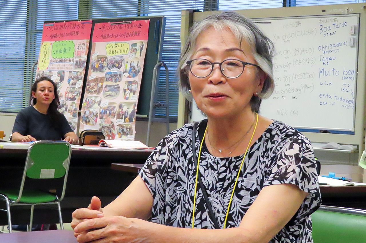 Hirasaka Reiko leads the Ishiki Cosmos Support Learning Center. In addition to the class at the NGK Insulators facility, the Center offers daytime weekday learning support for foreign 12- to 15-year-olds not currently attending school. (© Tanaka Keitarō)